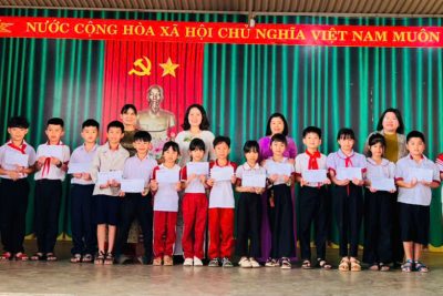 Trường TH Nguyễn Tất Thành cùng Hội phụ huynh trường trao thưởng cho hội thi Nghi thức Đội và Hội khỏe phù đổng cấp trường